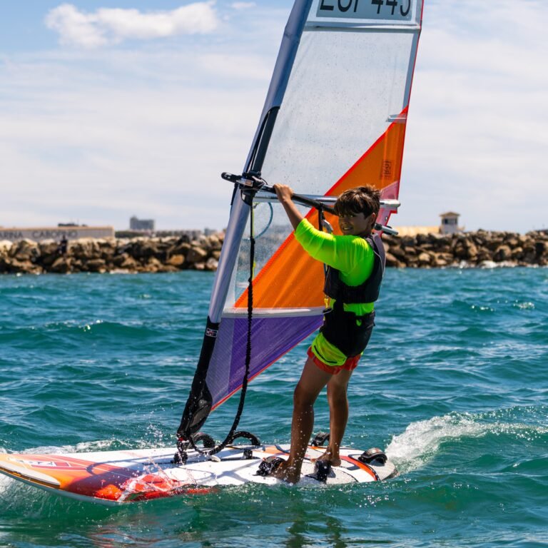 Niño haciendo windsurf en Cabopino