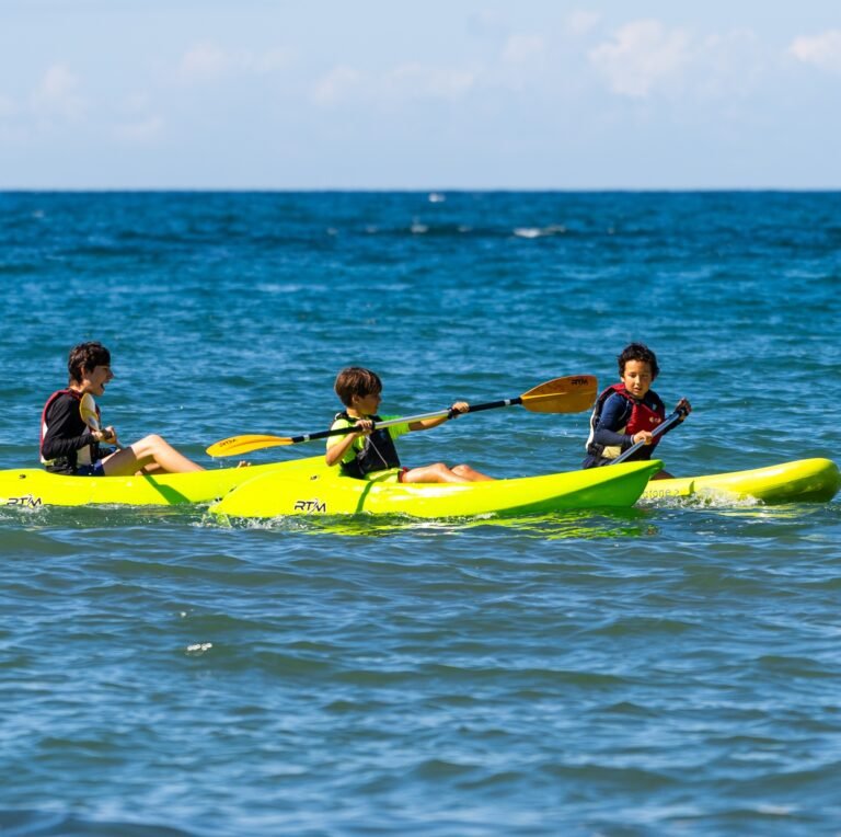 Niños remando en kayak en el mar en Cabopino